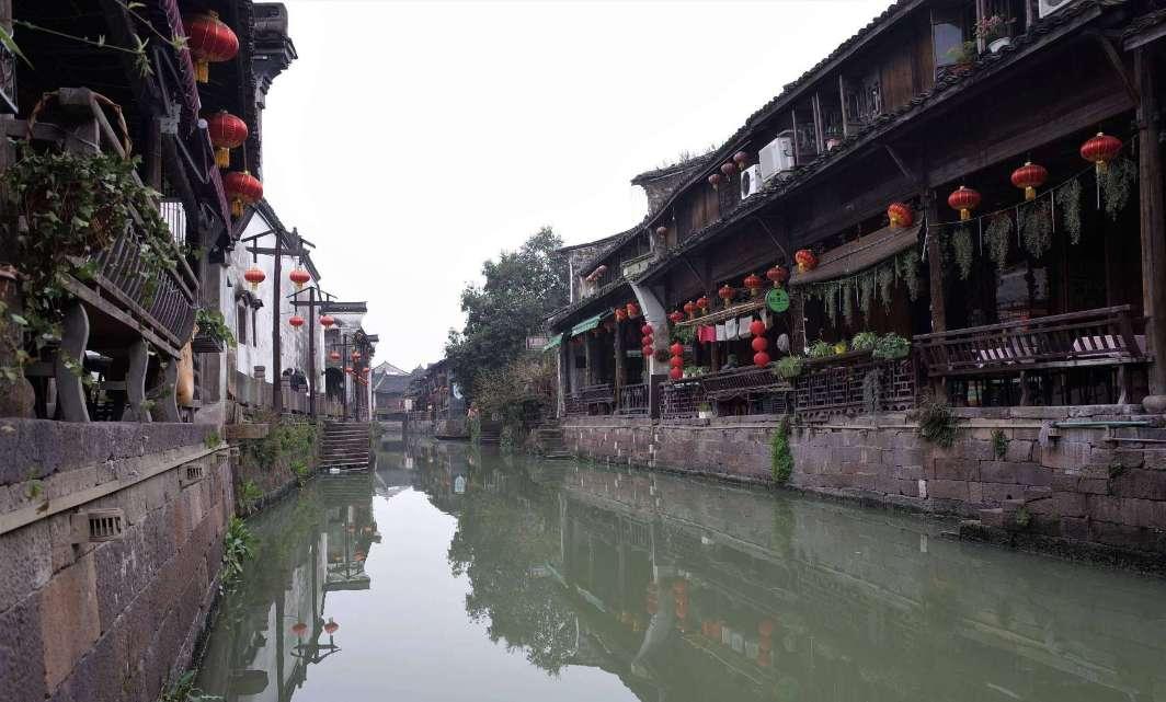 假如现在是2029年，11岁男孩给4岁女孩按摩脚，说明什么游戏画面